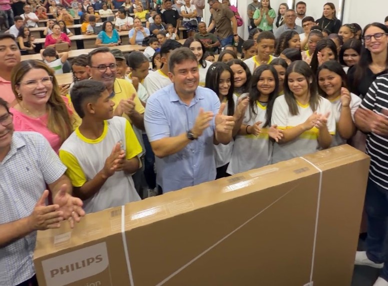 Prefeitura de Sousa entrega 300 televisores de 75 polegadas para salas de aula da rede municipal